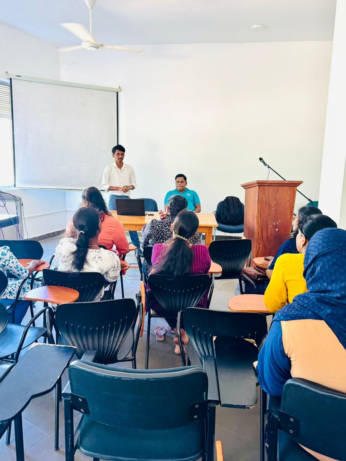 Easliv Verde facilitator leading an entrepreneur orientation session
